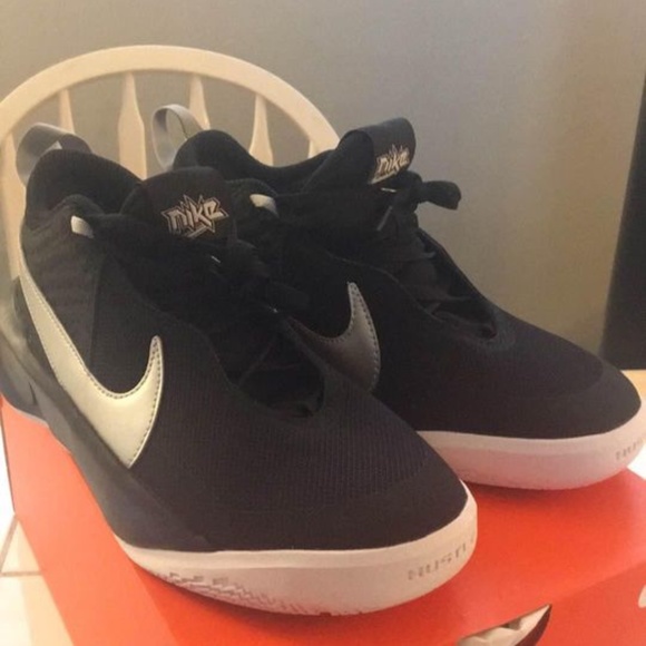 BRAND NEW boy girl youth Nike team hustle d10 basketball shoes size 3.5Y & 5.5Y - Picture 8 of 9